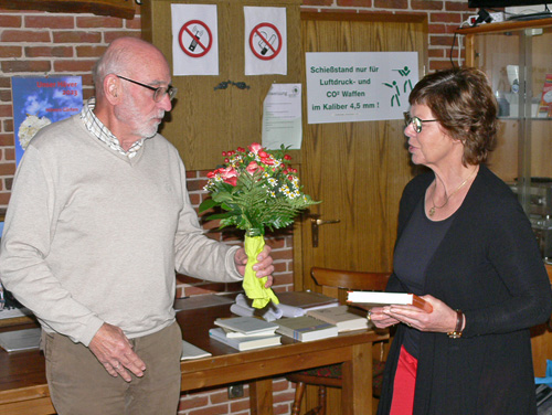Ernst Köhler überreicht Gabriele Fricke einen Blumenstrauß