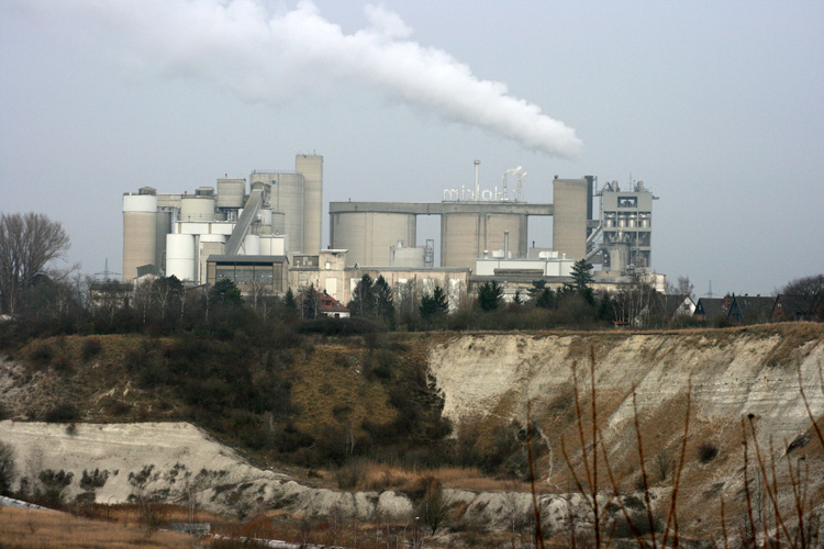 Blick auf das Zementwerk in Höver