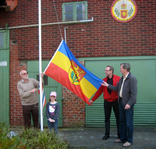 Höver-Flagge hissen auf Lüpke-Hof